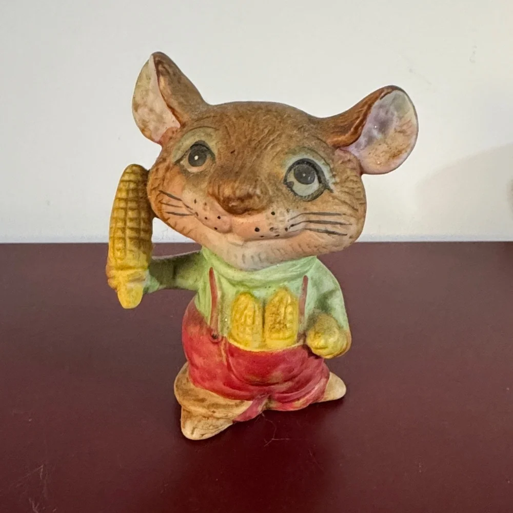 Vintage HOMCO Porcelain Country Mouse Holding Ear of Corn Series #5601